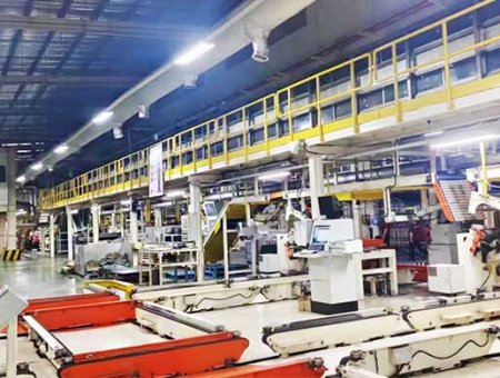 Tread extruding intelligent linkage production line